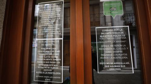 En la taberna de O Rincón do Tronco, en la calle Pastor Díaz, denuncian con varios carteles reivindicativos la difícil situación que atraviesa la hostelería del municipio