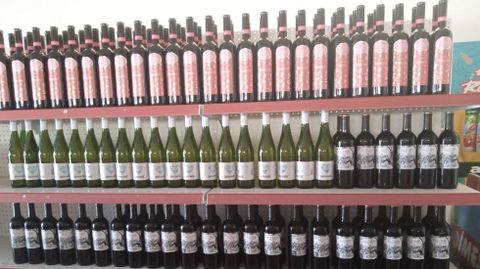 Botellas de Rectoral (arriba) en un lineal de Togo, en una foto remitida a la bodega por su distribuidor