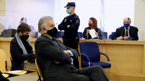 El extesorero del PP Luis Bárcenas, sentado en el banquillo de los acusados durante la primera sesión del juicio por la caja B