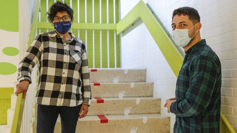 Míriam Vica y Marcos Hofkaamp son mediadores sociales en el municipio de Maside