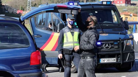 La Polica Nacional controla los acceso a Oviedo por el cierre perimetral
