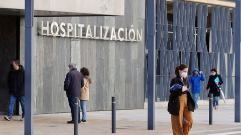 Vista exterior de la entrada a hospitalización en el HUCA