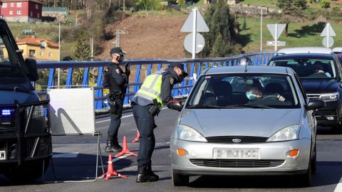 Cierre perimetral. Control de la Polica Nacional en una de las entradas a Oviedo
