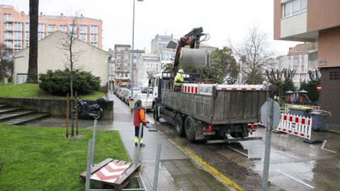 Las obras para peatonalizar el lateral de la plaza del parque comenzaron este lunes en A Coruña