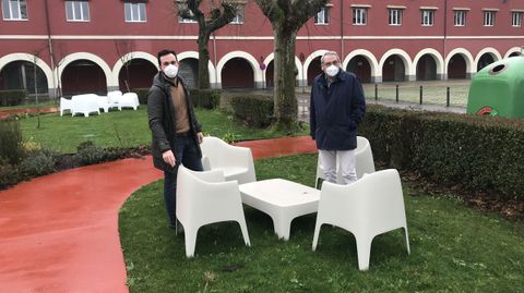 Los concejales del PP ante el mobiliario que se compró con un contrato menor en el CEI Nodus