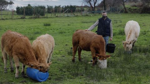 Miguel López, ganadero de Xove de 34 años, que ha sufrido varios ataques del lobo