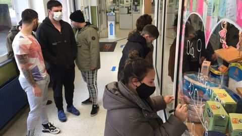 Alumnos del Rodolfo Ucha preparando un escaparate con productos para el Banco de Alimentos