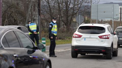 Agentes de la Policía Local, en un control hace unos días en la carretera de Chantada