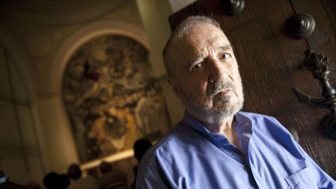 El guionista francés Jean-Claude Carrière (1931), en Toledo, en el 2011, ante el lienzo del Greco «El entierro del conde Orgaz»