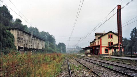 Vías de Renfe a su paso por Trubia, en Oviedo. La asociación APHIT pide un tren histórico en uno de sus tramos