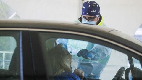 Un momento del cribado con pruebas PCR realizado en Moeche el martes