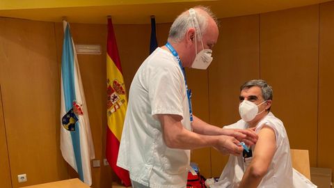 Un celador, este miércoles en el hospital Montecelo, en Pontevedra, recibiendo la primera dosis de la vacuna de Pfizer