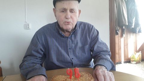 José Cobelo, conocido como O Roxo , celebrando en casa su 98 cumpleaños