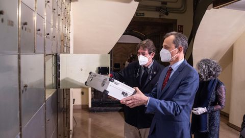 El ministro de Ciencia, Pedro Duque, deposita en la Caja de las Letras del Instituto Cervantes un legado «in memoriam» del Nobel Severo Ochoa