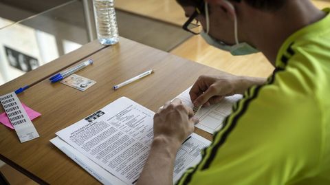 Imagen de archivo de un alumno haciendo la selectividad el año pasado en Ourense