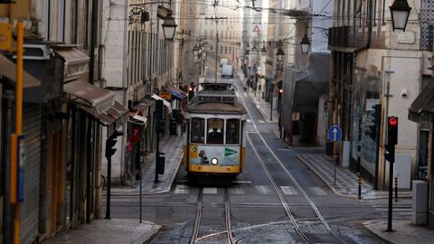 Una calle de Lisboa, vacía. El país seguirá confinado hasta Semana Santa