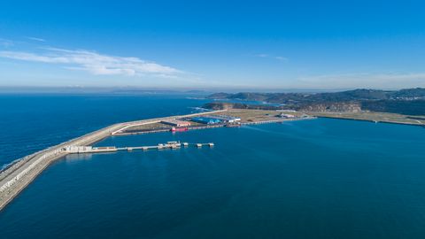 El pantalán de Repsol en punta Langosteira