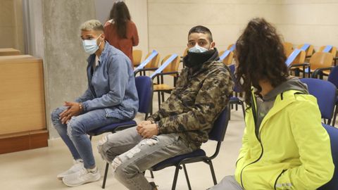 Samuel Jiménez, en el centro, junto a su hermana Estefanía y al que fue su novio, Christian Barrul, durante el juicio contra los tres en la Audiencia de Santiago