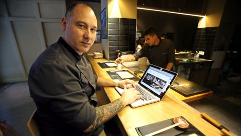 Andrés Médici, de PurOsushi (Vigo) explica que en el país nipón es imposible encontrar restaurantes japoneses como los que conocemos en Galicia