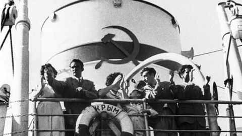Retornados españoles exiliados en la URSS vuelven al puerto de Castellón en el barco Crimea; entre ellos estaban el asturiano Enrique Aguilar y su familia, en el año 1956