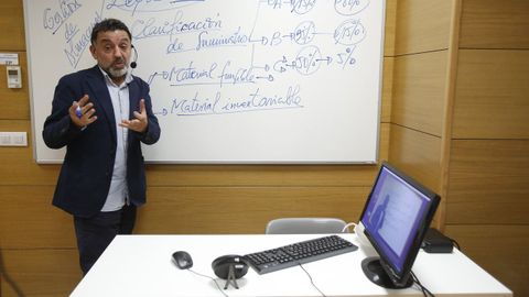 Antonio Estévez, director de Infórmate Oposiciones, donde la docencia está siendo telemática