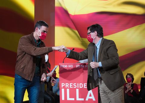 Pedro Sánchez y Salvador Illa, en el cierre de campaña en Barcelona