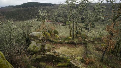 Aldea de San Salvador dos Penedos. Aldea gallega con restos del Castelo de Todea, situada en plena reserva de la biosfera Área de Allariz