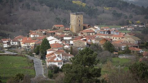 Vista de Vilanova dos Infantes, pueblo de Celanova que conserva su estructura medieval con calles en torno a la Torre