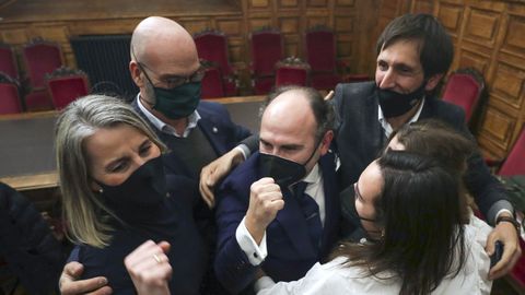 Ignacio Villaverde celebra con sus colaboradores y con sus hijas su triunfo en las elecciones al rectorado de la Universidad de Oviedo