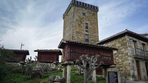Vista de Vilanova dos Infantes, pueblo de Celanova que conserva su estructura medieval con calles en torno a la Torre