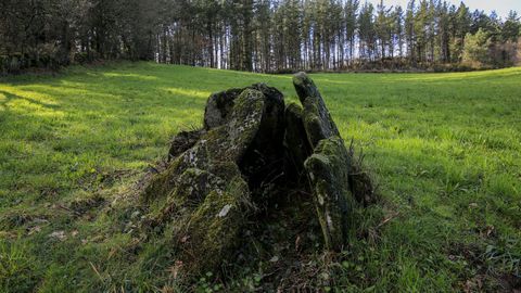 DOLMEN DE ADAI EN EL CONJUNTO DE PEDRA FITA