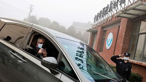 Dominic Dwyer, en una imagen del pasado día 3 cuando llegaba al Instituto de Virología de Wuhan
