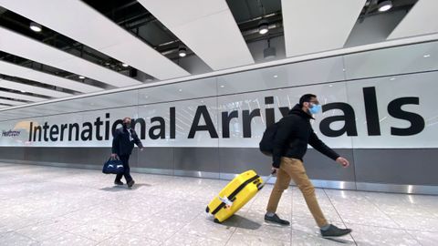 Viajeros a su llegada al aeropuerto de Heathrow, en Londres