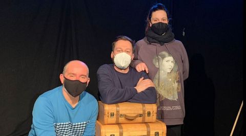 Juan Rodríguez, entre Pablo Sánchez y Laura Sarasola