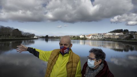 Esta pareja de O Temple (Cambre) tiene que acortar sus caminatas por el paseo que bordea toda la ría de OBurgo. Dan la vuelta al llegar al puente, que es el punto que marca la frontera administrativa entre Cambre y Culleredo