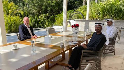 Don Juan Carlos junto al príncipe heredero de Abu Dabi.