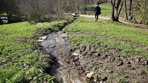 El río Rato, con las marcas del vehículo que atravesó su cauce