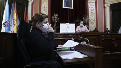 Flora Moure, del PP, con Gonzalo Pérez Jácome al fondo, en una reunión de la Junta de Gobierno Local