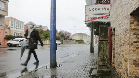 Un mojón en una acera de Fonteculler marca los límites entre los ayuntamientos de A Coruña y Culleredo