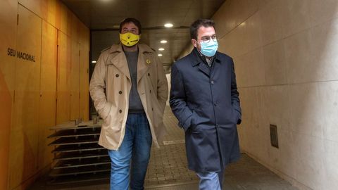 Pere Aragonés, en la imagen a la derecha, sale de la sede de ERC tras una reunión para valorar los resultados