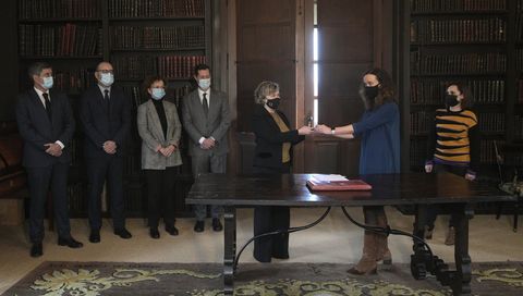 10 de diciembre en Meirás. La jueza Marta Canales (derecha) entrega las llaves del pazo a la abogada general del Estado, Consuelo Castro. En el acto estaban presentes los abogados del Estado, de la Xunta y del Concello de Sada