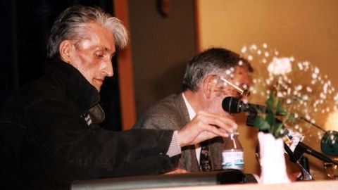 Lois Pereiro, o 3 de abril de 1996, durante un encontro na casa da cultura de Monforte no que presentou o seu libro «Poesía última de amor e enfermidade»; o escritor chairego Manuel María -á dereita- exerceu de anfitrión