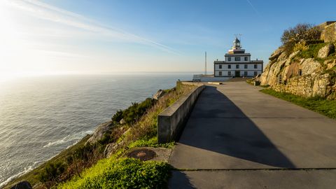 Carretera AC-445, en el cabo Fisterra, en Galicia