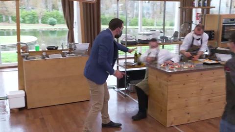 Momento no que Manu Moure, reposteiro da Terra de Lemos, escorrega no minuto final do programa Come a comarca , o momento de máxima tensión nos fogóns