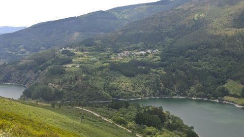 Vista de Negueira de Muñiz desde Vilar, al otro lado del embalse de Salime