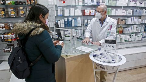 La farmacia Amaro Area de Benito Corbal, en Pontevedra, es una de las 381 boticas de la provincia que participan en el programa de test de saliva