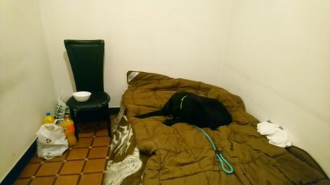 Habitación sin ventanas en un piso de Ronda de Outeiro alquilada a una mujer sin hogar este mes por 280 euros al mes