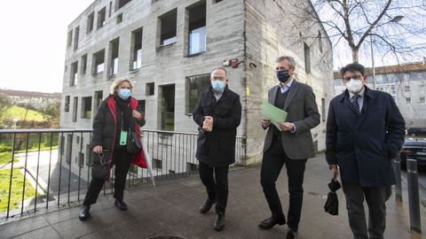 El vicepresidente de la Xunta, Alfonso Rueda, y el alcalde de Santiago, Xosé Sánchez Bugallo, visitan la parcela que acogerá la nueva sede del Imelga