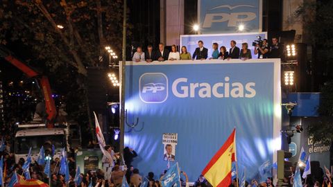 NOVIEMBRE 2011. Mariano Rajoy y su equipo celebran la victoria en las elecciones generales del 20N en la sede de la calle Génova