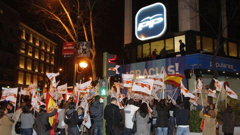MARZO 2009. Simpatizantes del PP celebrando en la sede de la calle Génova la victoria de los populares en las elecciones gallegas